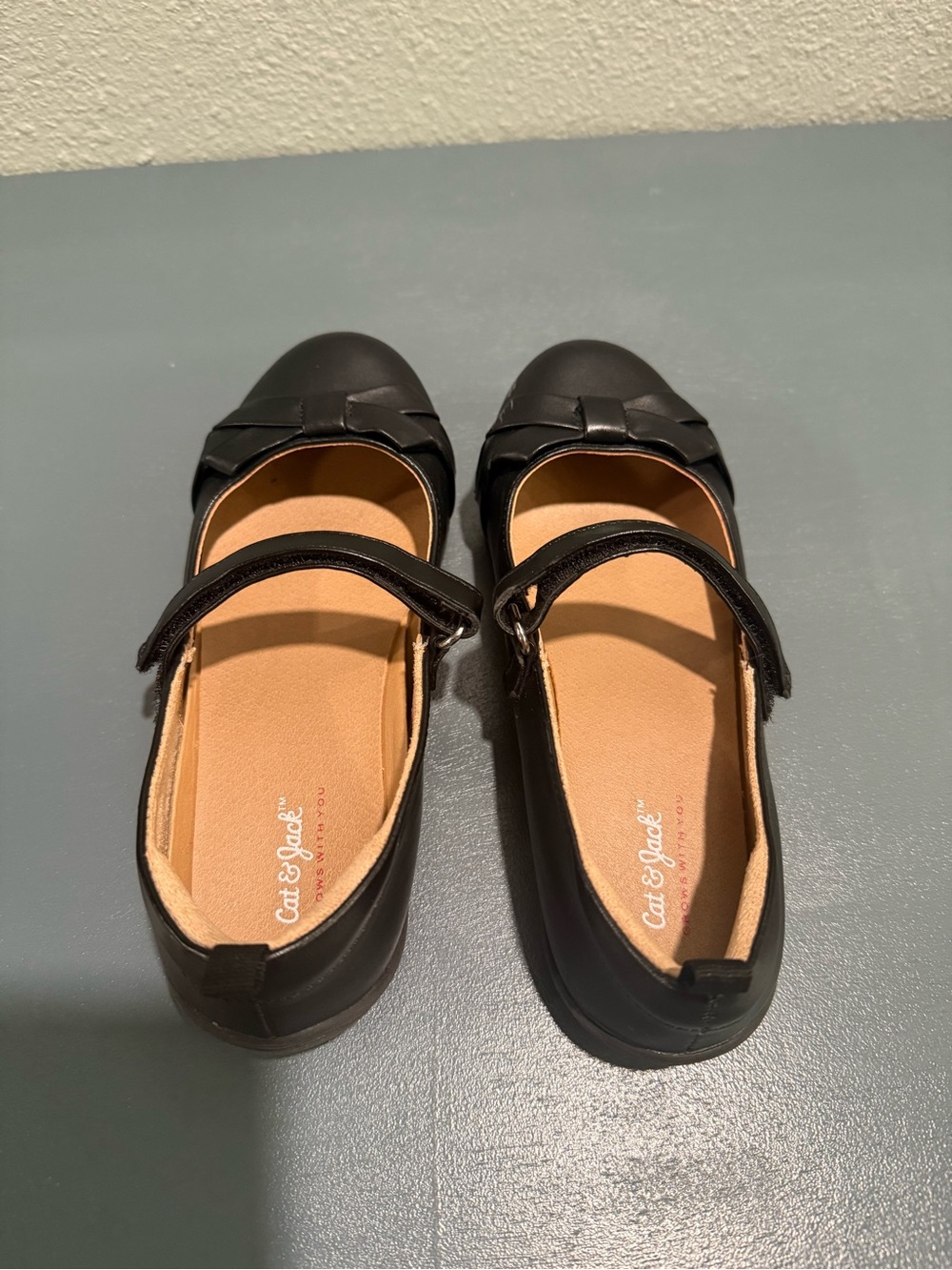 Cat & Jack Girls Black Mary Jane Dress Shoes with Bow Accent - size 13 - Picture 3 of 11